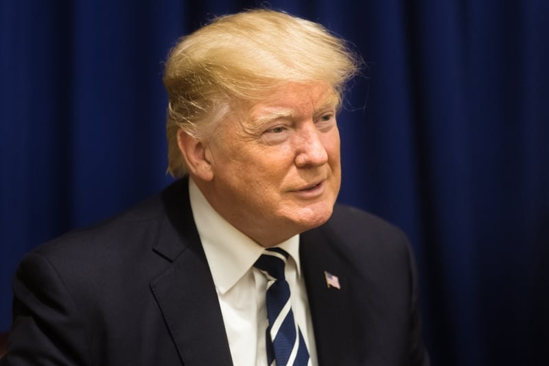 El Gobierno de Trump intensifica ofensiva legal contra médicos que atienden a menores trans