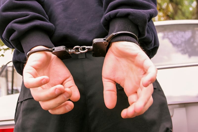 Arrestan a conductor de grúa que remolcó un vehículo de Inmigración para evitar arresto