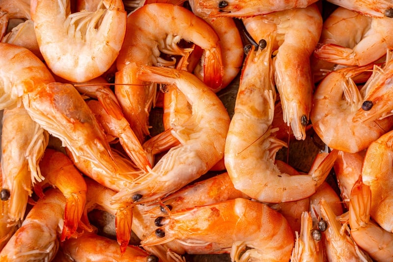 FDA amplía retiro de camarones por riesgo radiactivo