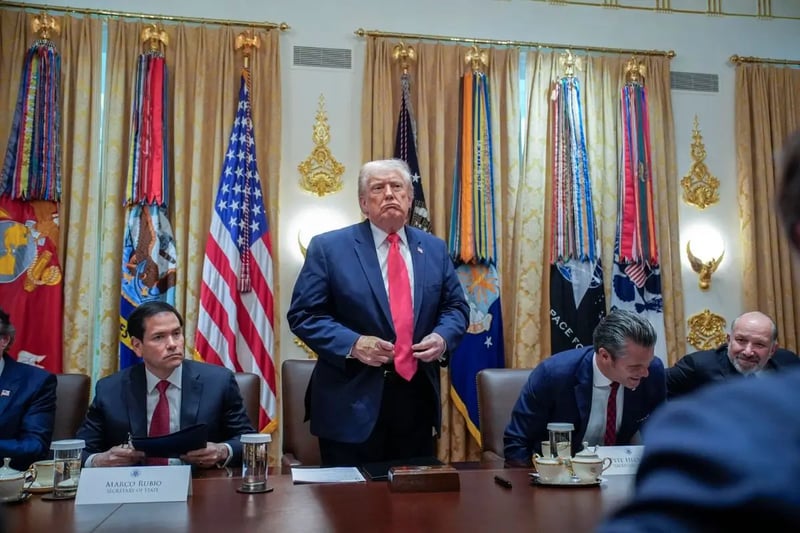 Trump ordenó revisar y congelar solicitudes green card y ciudadanía a inmigrantes de 19 países